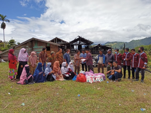 Keluarga Besar MAN 1 Aceh Tengah Serahkan Bantuan Masa Panik untuk Korban  Kebakaran Kampung Mesir, Kecamatan Bebesen